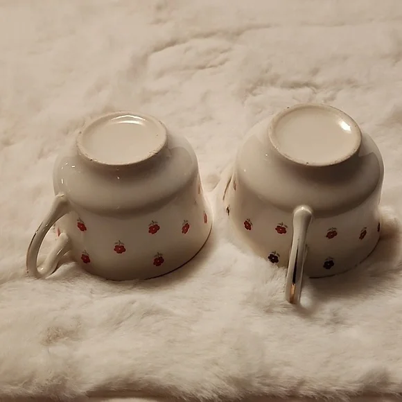 VINTAGE 🍵 TEACUPS FLOWERS DESIGNS / GOLD TRIM - Picture 2 of 4